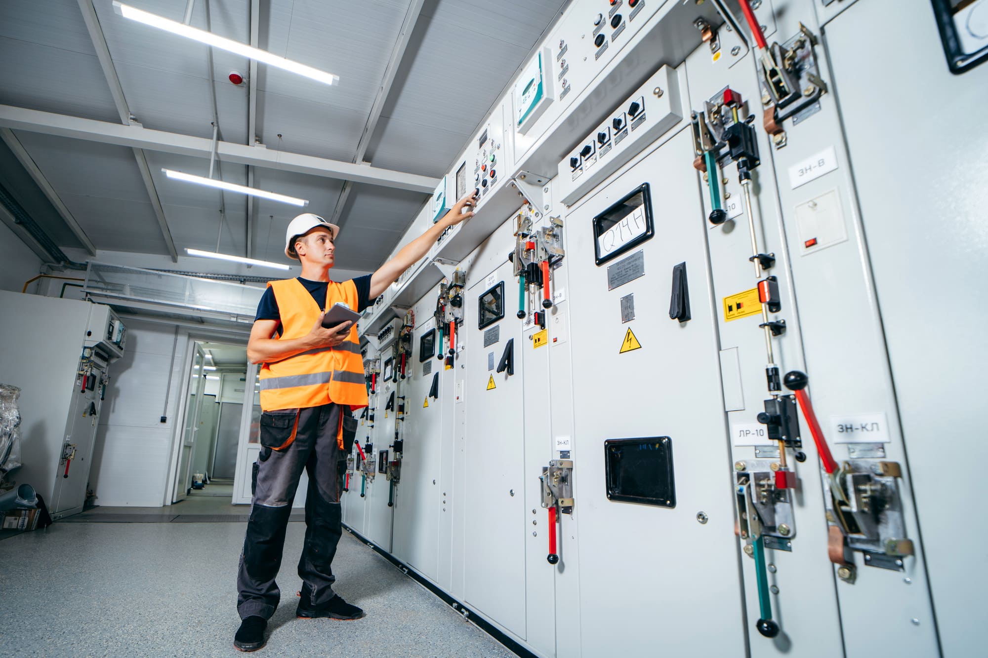adult-electrician-builder-engineer-testing-screwing-equipment-fuse-box (1)